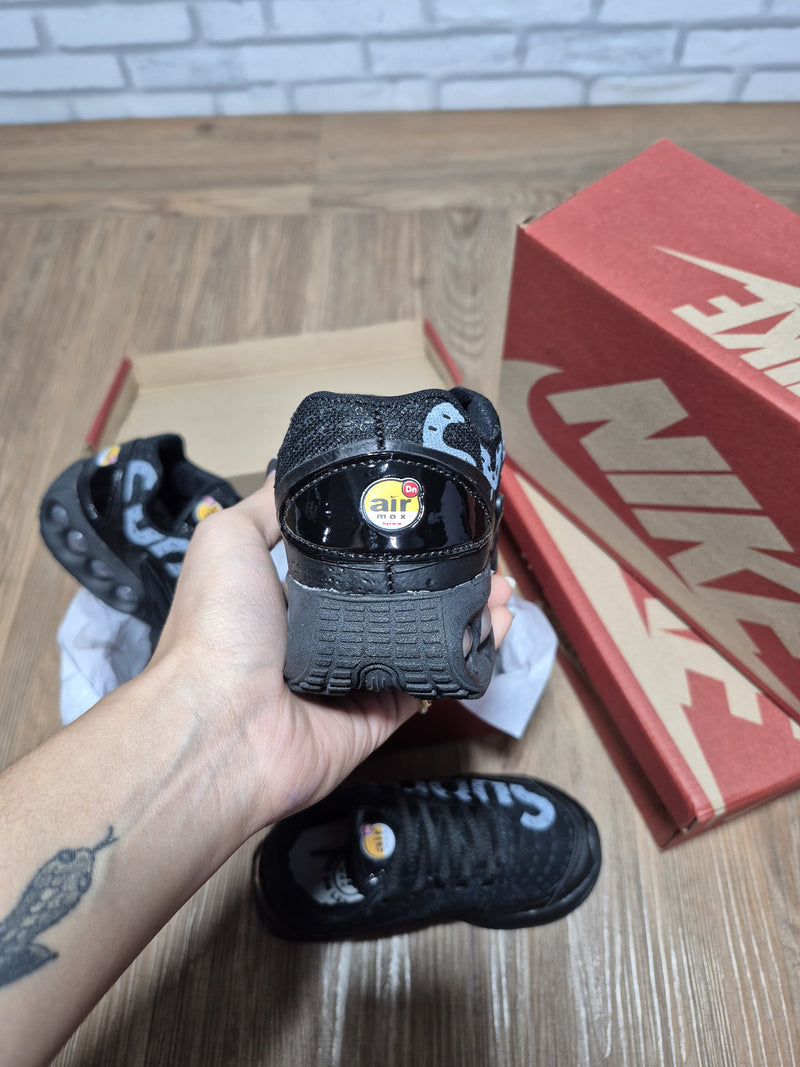 Nike Air Max DN Infantil × Supreme