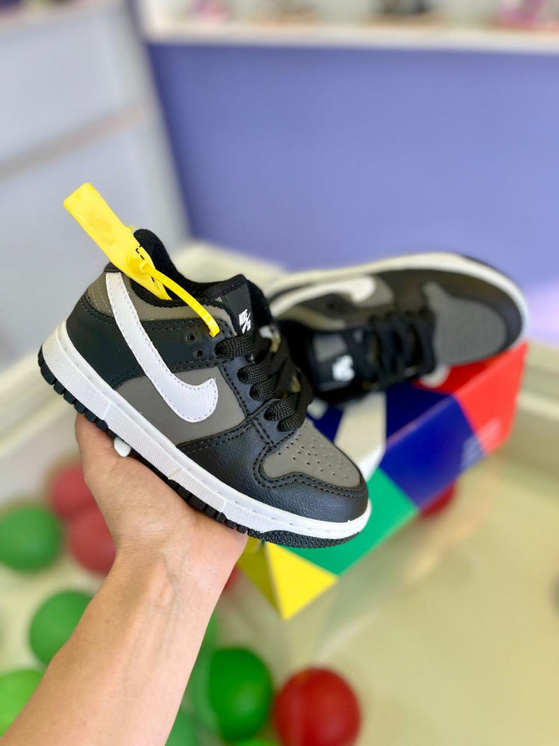 Nike SB Dunk - Preto e Cinza escuro - Infantil